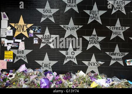 Gold Star et hommage commémoratif pour le musicien Prince à la Première Avenue et 7e Rue Entrée de nuit dans le centre-ville de Minneapolis Banque D'Images