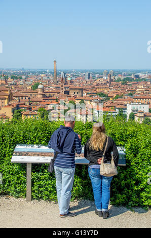 Italie couple touristes Rechercher ville de Bologne vue ci-dessus Banque D'Images