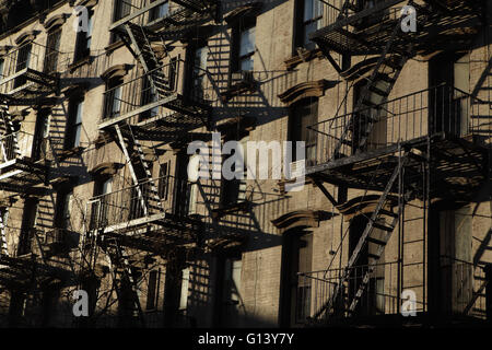 Le feu s'échappe sur l'ancien immeuble de brique sur Stanton Street, Lower East Side, New York City. Image couleur. Banque D'Images