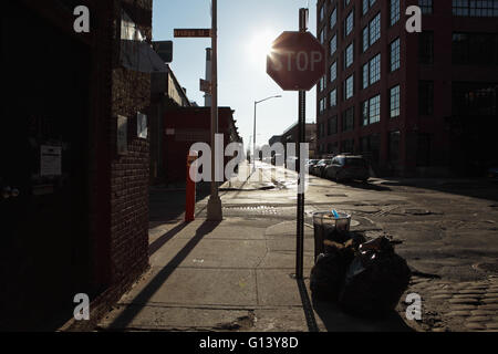 Vue de dessus la rue Plymouth, à l'intersection de la rue Bridge, à Dumbo, Brooklyn, le matin quand le soleil se lève Banque D'Images