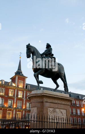 Statue de Felipe III le soir. Plaza Mayor. Madrid. L'Espagne. Banque D'Images