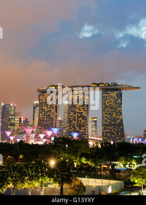 L'Asie du Sud, de Singapour, de jardins par la baie, Supertree Grove et Marina Bay Sands Hotel and Casino Banque D'Images