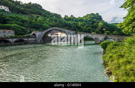 Ponte della Maddalena - Ponte del Diavolo, pont médiéval traversant la rivière Serchio, dans la province de Lucques. Banque D'Images