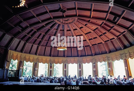 La Couronne est la salle à manger principale regal à l'hôtel del Coronado, qui a été une station balnéaire populaire depuis 1888 quand il a ouvert ses portes sur Coronado Island en face de la baie de San Diego, Californie, USA. Tout le monde admire la vaste salle voûtée plafond non pris en charge de pinède à partir de l'Oregon qui a été assemblé à l'aide de chevilles en bois au lieu de clous. Connu localement sous le nom de Del, le luxueux hôtel Victorian propriété est le deuxième plus grand bâtiment en bois aux États-Unis et a longtemps été une destination pour les vacanciers à la recherche de soleil et d'une plage de sable. Connu localement sous le nom de Del, cette maison victorienne gîte a 368 chambres. Banque D'Images