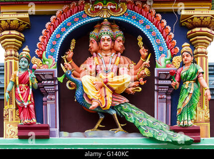 Temple intérieur sur scène la légende de Parvati qui a payé la pénitence sous la forme d'un paon-poule, à reconquérir Shiva Banque D'Images