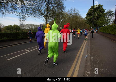 Hackney, Londres, Royaume-Uni. 8 mai, 2016. Marathon de HAckney par beaucoup sur un week-end ensoleillé ,la foule applaudi et soutenu porteur Crédit : Emin Ozkan / Alamy Live News Banque D'Images