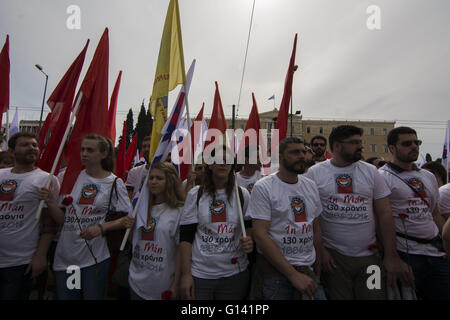 Athènes, Grèce. 8 mai, 2016. Les membres du parti communiste grec roses qu'ils tiennent des discours lors de l'assister à la célébration du jour de mai. Des milliers de personnes se sont rassemblées devant le Parlement pour manifester contre le gouvernement. Credit : Nikolas Georgiou/ZUMA/Alamy Fil Live News Banque D'Images