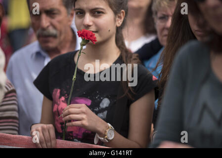 Athènes, Grèce. 8 mai, 2016. Les membres du parti communiste grec roses qu'ils tiennent des discours lors de l'assister à la célébration du jour de mai. Des milliers de personnes se sont rassemblées devant le Parlement pour manifester contre le gouvernement. Credit : Nikolas Georgiou/ZUMA/Alamy Fil Live News Banque D'Images