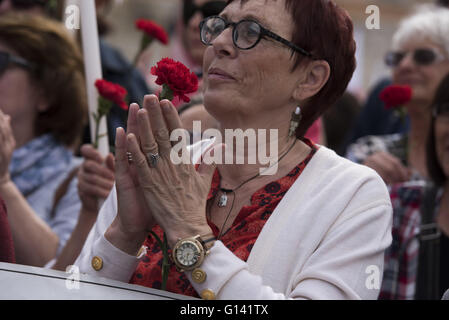 Athènes, Grèce. 8 mai, 2016. Les membres du parti communiste grec roses qu'ils tiennent des discours lors de l'assister à la célébration du jour de mai. Des milliers de personnes se sont rassemblées devant le Parlement pour manifester contre le gouvernement. Credit : Nikolas Georgiou/ZUMA/Alamy Fil Live News Banque D'Images