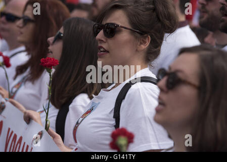 Athènes, Grèce. 8 mai, 2016. Les membres du parti communiste grec roses qu'ils tiennent des discours lors de l'assister à la célébration du jour de mai. Des milliers de personnes se sont rassemblées devant le Parlement pour manifester contre le gouvernement. Credit : Nikolas Georgiou/ZUMA/Alamy Fil Live News Banque D'Images