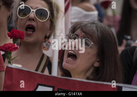 Athènes, Grèce. 8 mai, 2016. Les membres du parti communiste grec roses qu'ils tiennent des discours lors de l'assister à la célébration du jour de mai. Des milliers de personnes se sont rassemblées devant le Parlement pour manifester contre le gouvernement. Credit : Nikolas Georgiou/ZUMA/Alamy Fil Live News Banque D'Images