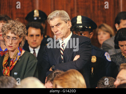 Le sénateur républicain John Warner (Virginie) la montre de l'audience devant le Comité judiciaire du Sénat de confirmer que le juge Clarence Thomas, juge de la Cour suprême des États-Unis au Sénat Salle de Caucus à Washington, DC Le 11 octobre 1991. Thomas a été nominé pour le poste par le président américain George H. W. Bush le 1 juillet 1991 pour remplacer le juge Thurgood Marshall à la retraite. Credit : Arnie Sachs/CNP Banque D'Images