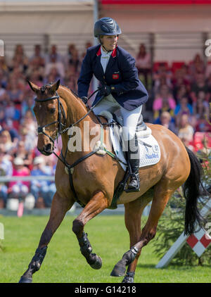 Maison de badminton, badminton, au Royaume-Uni. Le 08 mai, 2016. Mitsubishi Motors Badminton Horse Trials. Jour 5. Zara Tindall (GBR) riding &# x 2018;Royaume élevé' membre de la médaille d'équipes à la fois les Jeux Olympiques de 2014 à Londres et des Jeux équestres mondiaux au cours de l'élément de la cso Mitsubishi Motors Badminton Horse Trials. Credit : Action Plus Sport Images/Alamy Live News Banque D'Images