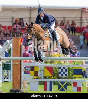 Maison de badminton, badminton, au Royaume-Uni. Le 08 mai, 2016. Mitsubishi Motors Badminton Horse Trials. Jour 5. Zara Tindall (GBR) riding &# x 2018;Royaume élevé' membre de la médaille d'équipes à la fois les Jeux Olympiques de 2014 à Londres et des Jeux équestres mondiaux au cours de l'élément de la cso Mitsubishi Motors Badminton Horse Trials. Credit : Action Plus Sport Images/Alamy Live News Banque D'Images