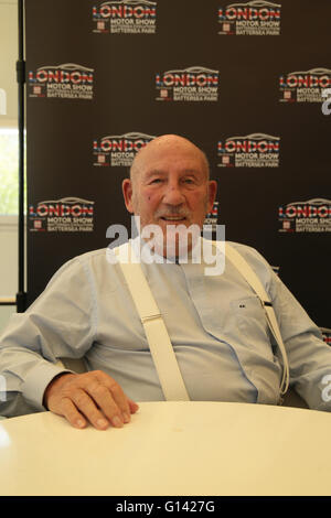 Londres, Royaume-Uni. 8 mai, 2016.Sir Stirling Moss Craufurd, OBE British ancien pilote de course de Formule Un. à la London Motor Show Batersea Park 2016 Membre de l'International Motorsports Hall of Fame, il a atteint le succès dans plusieurs catégories de concours et a été décrit comme "le plus grand pilote de ne jamais gagner la Coupe du monde fini Moss comme du contre-la à quatre reprises et un tiers plus de trois fois entre 1955 et 1961.La détermination et greting fans Crédit : Paul/Quezada-Neiman Alamy Live News Banque D'Images