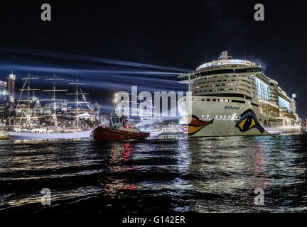 Hambourg, Allemagne. 07Th Mai, 2016. Navire de croisière AIDAprima partant après son baptême au cours de la 827e anniversaire du port de Hambourg (Allemagne), 07 mai 2016. Photo : MARKUS SCHOLZ/dpa/Alamy Live News Banque D'Images