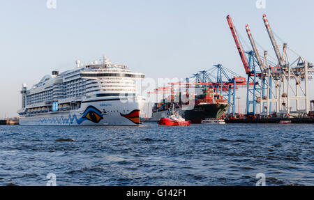 Hambourg, Allemagne. 07Th Mai, 2016. L'arrivée des bateaux de croisière de AIDAprima avant son baptême au cours du 827e anniversaire du port de Hambourg (Allemagne), 07 mai 2016. Photo : MARKUS SCHOLZ/dpa/Alamy Live News Banque D'Images