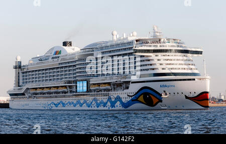 Hambourg, Allemagne. 07Th Mai, 2016. L'arrivée des bateaux de croisière de AIDAprima avant son baptême au cours du 827e anniversaire du port de Hambourg (Allemagne), 07 mai 2016. Photo : MARKUS SCHOLZ/dpa/Alamy Live News Banque D'Images