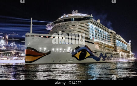 Hambourg, Allemagne. 07Th Mai, 2016. Navire de croisière AIDAprima partant après son baptême au cours de la 827e anniversaire du port de Hambourg (Allemagne), 07 mai 2016. Photo : MARKUS SCHOLZ/dpa/Alamy Live News Banque D'Images