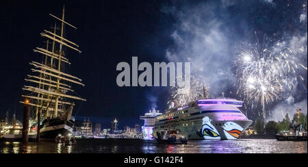 Hambourg, Allemagne. 07Th Mai, 2016. D'artifice au-dessus du navire de croisière vu AIDAprima au cours de la 827e anniversaire du port de Hambourg (Allemagne), 07 mai 2016. Photo : MARKUS SCHOLZ/dpa/Alamy Live News Banque D'Images