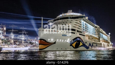 Hambourg, Allemagne. 07Th Mai, 2016. Navire de croisière AIDAprima partant après son baptême au cours de la 827e anniversaire du port de Hambourg (Allemagne), 07 mai 2016. Photo : MARKUS SCHOLZ/dpa/Alamy Live News Banque D'Images