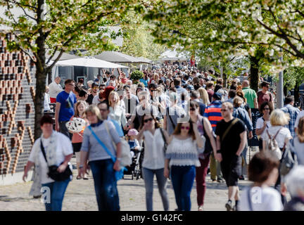 Hambourg, Allemagne. 07Th Mai, 2016. Des milliers de visiteurs une promenade à travers Hafencity (lit. Port de la ville) lors de la 827e anniversaire du port de Hambourg (Allemagne), 07 mai 2016. Photo : MARKUS SCHOLZ/dpa/Alamy Live News Banque D'Images