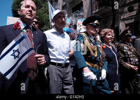 Jérusalem, Israël. 8 mai 2016. Le maire de Jérusalem, NIR Barkat, a le drapeau israélien lorsqu'il se promène avec des anciens combattants juifs de la seconde Guerre mondiale, avec des médailles accrochées dans leurs anciens uniformes lors d'un défilé en l'honneur de 71 ans depuis la victoire des Alliés sur l'Allemagne nazie lors de la seconde Guerre mondiale, au centre de Jérusalem crédit: Eddie Gerald/Alay Live News Banque D'Images