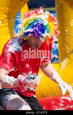 Poole, Dorset, UK. 8 mai, 2016. Fest mousse Dorset a lieu au parc Popularité des chaussures élégantes, Poole. Glissières de dodge, plonger, grimper et rire leur chemin à travers un parcours rempli de mousse pour un 3k fun run organisé par Naomi House et Jacksplace hospices pour enfants. Credit : Carolyn Jenkins/Alamy Live News Banque D'Images