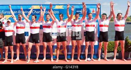 Brandenburg/Havel, Allemagne. 8 mai, 2016. L'Allemagne de l'équipe d'aviron à huit composé de (L-R) Martin Sauer, Hannes Ocik, Richard Schmidt, Eric Johannesen, Maximilian Reinelt, Felix Drahotta, Andreas Kuffner, Malte et Munski Jakschik Maximilian célébrer au cours de la cérémonie de la victoire après avoir remporté la finale du concours à l'huit Championnats d'aviron sur le lac Beetzsee Brandenburg/Havel, en Allemagne, 08 mai 2016. © AFP PHOTO alliance/Alamy Live News Crédit : afp photo alliance/Alamy Live News Banque D'Images