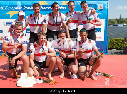 Brandenburg/Havel, Allemagne. 8 mai, 2016. L'Allemagne de l'équipe d'aviron à huit composé de haut (L-R) Martin Sauer, Eric Johannesen, Felix Drahotta Munski, Maximilien, Malte, Jakschik (en bas L-R) Hannes Ocik, Richard Schmidt, Andreas Kuffner et Naximilian Reinelt célébrer au cours de la cérémonie de la victoire après avoir remporté la finale du concours à l'huit Championnats d'aviron sur le lac Beetzsee Brandenburg/Havel, en Allemagne, 08 mai 2016. © AFP PHOTO alliance/Alamy Live News Crédit : afp photo alliance/Alamy Live News Banque D'Images