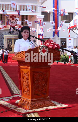 Phnom Penh, Cambodge. 8 mai, 2016. Le Premier ministre cambodgien Hun Sen, épouse Bun Rany, président de la Croix-Rouge cambodgienne (CRC), s'exprime lors de la célébration de la 153e anniversaire de la Journée de la Croix Rouge et du Croissant rouge à Phnom Penh, Cambodge, 8 mai 2016. L'ambassade de Chine au Cambodge le dimanche a fait don de 10 000 dollars américains à la CRC. Credit : Sovannara/Xinhua/Alamy Live News Banque D'Images