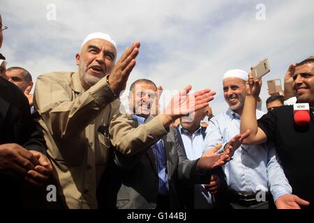 Jérusalem. 8 mai, 2016. Jérusalem, Eshel prison dans la sud de la ville israélienne de Beer Sheba pour commencer une période de neuf mois de prison pour incitation à la violence. 8 mai, 2016. Sheikh Raed Salah israélo-arabe (1-L), le chef de l'aile nord du mouvement islamique en Israël, chants avec ses partisans comme il arrive à la prison d'eshel dans le sud de la ville israélienne de Beer Sheba pour commencer une période de neuf mois de prison pour incitation à la violence, le 8 mai 2016. Credit : Muammar Awad/Xinhua/Alamy Live News Banque D'Images