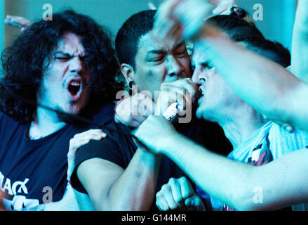 Oviedo, Espagne. 7 mai, 2016. Les spectateurs chanter pendant le concert de groupe de metalcore américain 'Terror' à Otero Butal Fest sur la tournée de leur nouvel album 'The 25th Hour' le 7 mai 2016 à Oviedo, Espagne. Crédit : David Gato/Alamy Live News Banque D'Images