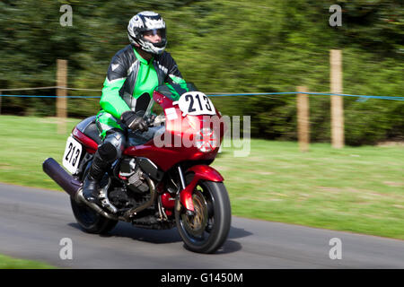 Chorley, Lancashire, Royaume-Uni. 8 mai, 2016. La course sprint moto spectaculaire organisée par Monsieur Bernard de Hoghton Tower à Golbey dans Chorley, Lancashire. De Motos Classic/Vintage jusqu'à obtenir le niveau de Superbike d'arrêt ou de brûler un peu de caoutchouc dans la montée d'essai de temps bien sûr. Credit : Cernan Elias/Alamy Live News Banque D'Images