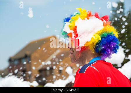 Poole, Dorset, UK. 8 mai, 2016. Fest mousse Dorset a lieu au parc Popularité des chaussures élégantes, Poole. Glissières de dodge, plonger, grimper et rire leur chemin à travers un parcours rempli de mousse pour un 3k fun run organisé par Naomi House et Jacksplace hospices pour enfants. Credit : Carolyn Jenkins/Alamy Live News Banque D'Images