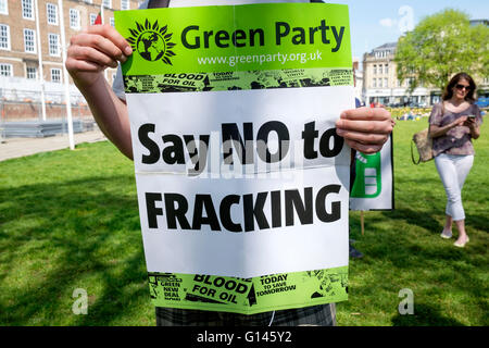 Bristol, Royaume-Uni, 8 mai 2016. Un manifestant est représenté tenant une pancarte du Parti Vert qui disent non à la fracturation comme il écoute de discours à la fin de la 'allant vers l'arrière pour le changement climatique' mars. Credit : lynchpics/Alamy Live News Banque D'Images