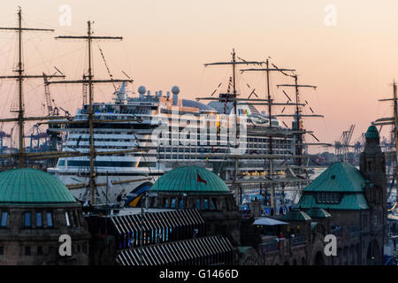 Hambourg, Allemagne. 7 mai, 2016. Impressions du baptême du AIDAprima avec Lasershow et Firework Crédit : Björn Deutschmann/Alamy Live News Banque D'Images