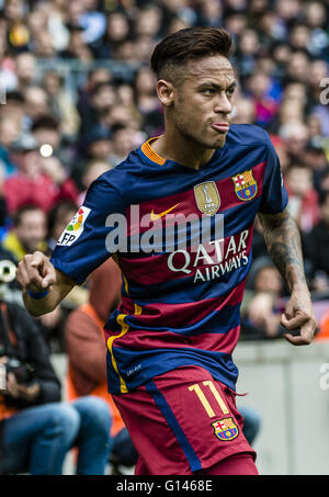 Barcelone, Catalogne, Espagne. 8 mai, 2016. Le FC Barcelone de l'avant. JR NEYMAR tire un corner, dans la ligue BBVA match entre le FC Barcelone et l'Espanyol au Camp Nou à Barcelone Crédit : Matthias Rickenbach/ZUMA/Alamy Fil Live News Banque D'Images