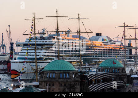 Hambourg, Allemagne. 7 mai, 2016. Impressions du baptême du AIDAprima avec Lasershow et Firework Crédit : Björn Deutschmann/Alamy Live News Banque D'Images