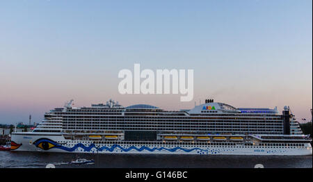 Hambourg, Allemagne. 7 mai, 2016. Impressions du baptême du AIDAprima avec Lasershow et Firework Crédit : Björn Deutschmann/Alamy Live News Banque D'Images