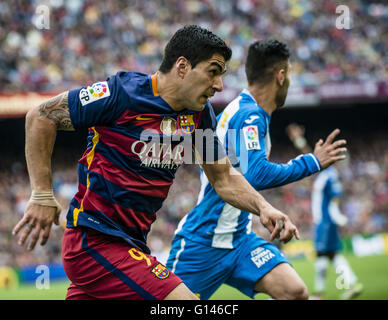 Barcelone, Catalogne, Espagne. 8 mai, 2016. Le FC Barcelone l'avant SUAREZ en action dans la ligue BBVA match entre le FC Barcelone et l'Espanyol au Camp Nou à Barcelone Crédit : Matthias Rickenbach/ZUMA/Alamy Fil Live News Banque D'Images