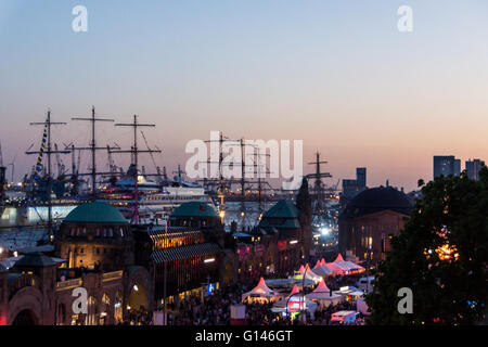 Hambourg, Allemagne. 7 mai, 2016. Impressions du baptême du AIDAprima avec Lasershow et Firework Crédit : Björn Deutschmann/Alamy Live News Banque D'Images