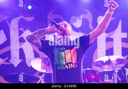 Oviedo, Espagne. 7 mai, 2016. La chanteuse Lou Koller chante dans le concert de groupe de punk hardcore américain 'Sick of It All' à Otero Butal Fest à leur tour '30 ans' le 7 mai 2016 à Oviedo, Espagne. Crédit : David Gato/Alamy Live News Banque D'Images