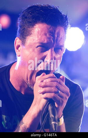 Oviedo, Espagne. 7 mai, 2016. La chanteuse Lou Koller chante dans le concert de groupe de punk hardcore américain 'Sick of It All' à Otero Butal Fest à leur tour '30 ans' le 7 mai 2016 à Oviedo, Espagne. Crédit : David Gato/Alamy Live News Banque D'Images