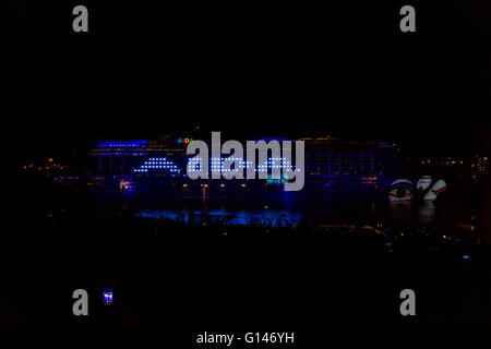 Hambourg, Allemagne. 7 mai, 2016. Impressions du baptême du AIDAprima avec Lasershow et Firework Crédit : Björn Deutschmann/Alamy Live News Banque D'Images