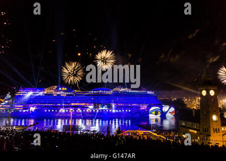 Hambourg, Allemagne. 7 mai, 2016. Impressions du baptême du AIDAprima avec Lasershow et Firework Crédit : Björn Deutschmann/Alamy Live News Banque D'Images