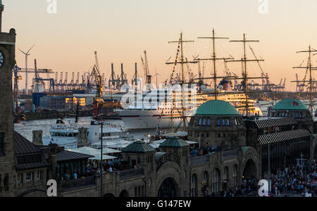 Hambourg, Allemagne. 7 mai, 2016. Le MS Europa, c'est passant de Sankt Pauli à Hambourg Harbour Piers pendant anniversaire 2016 Crédit : Björn Deutschmann/Alamy Live News Banque D'Images