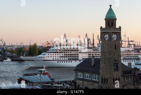 Hambourg, Allemagne. 7 mai, 2016. Le MS Europa, c'est passant de Sankt Pauli à Hambourg Harbour Piers pendant anniversaire 2016 Crédit : Björn Deutschmann/Alamy Live News Banque D'Images