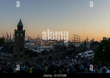 Hambourg, Allemagne. 7 mai, 2016. Le MS Europa, c'est passant de Sankt Pauli à Hambourg Harbour Piers pendant anniversaire 2016 Crédit : Björn Deutschmann/Alamy Live News Banque D'Images