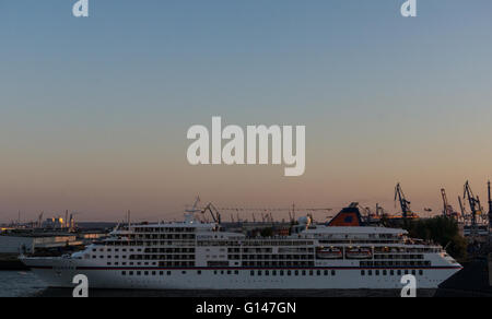 Hambourg, Allemagne. 7 mai, 2016. Le MS Europa, c'est passant de Sankt Pauli à Hambourg Harbour Piers pendant anniversaire 2016 Crédit : Björn Deutschmann/Alamy Live News Banque D'Images